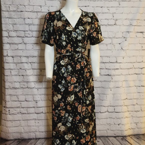 Lulus Dresses & Skirts - NWT Lulus Wrap Dress Black Field with Floral Foreground and Gold Accents Size XL